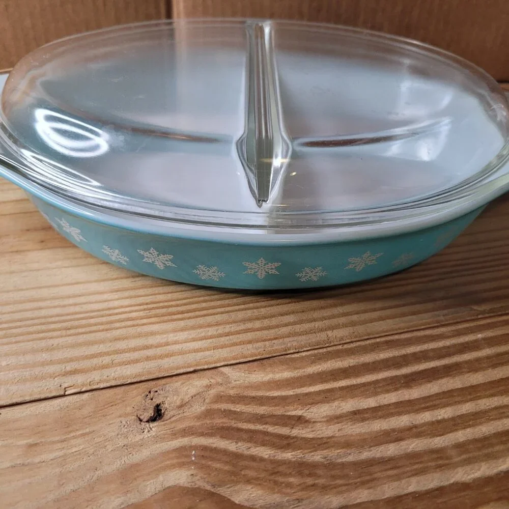 Vintage Pyrex Turquoise Snowflake Pattern 1.5 QT Divided Casserole Dish with Lid - Picture 2 of 5